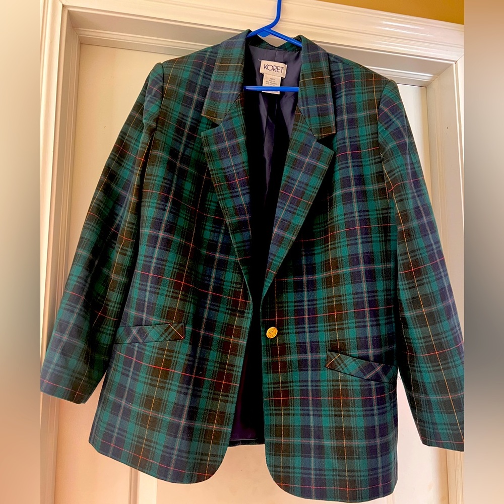 Beautiful vintage Koret women’s blazer. Well-made, beautiful gold button accent.